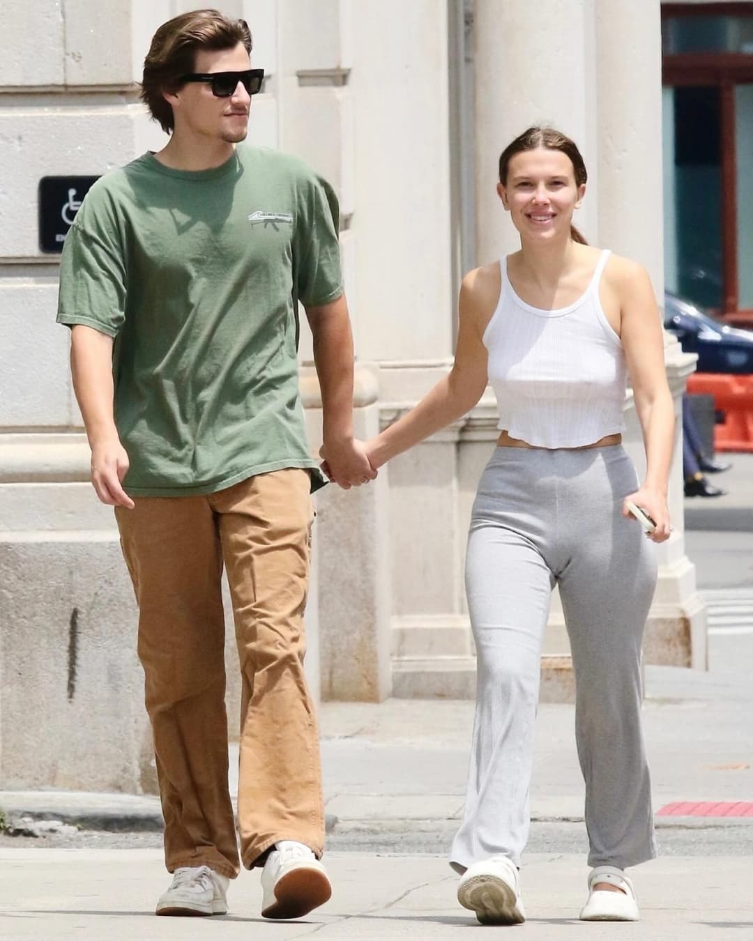 A vagabunda precisa ser segurada e engravidada na frente do marido