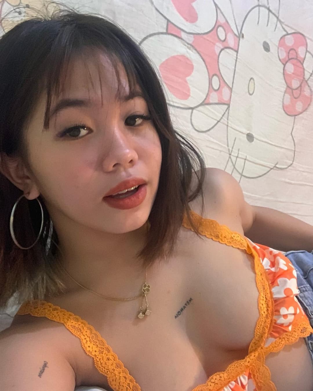 Pinay slut likes to show off her body on social media