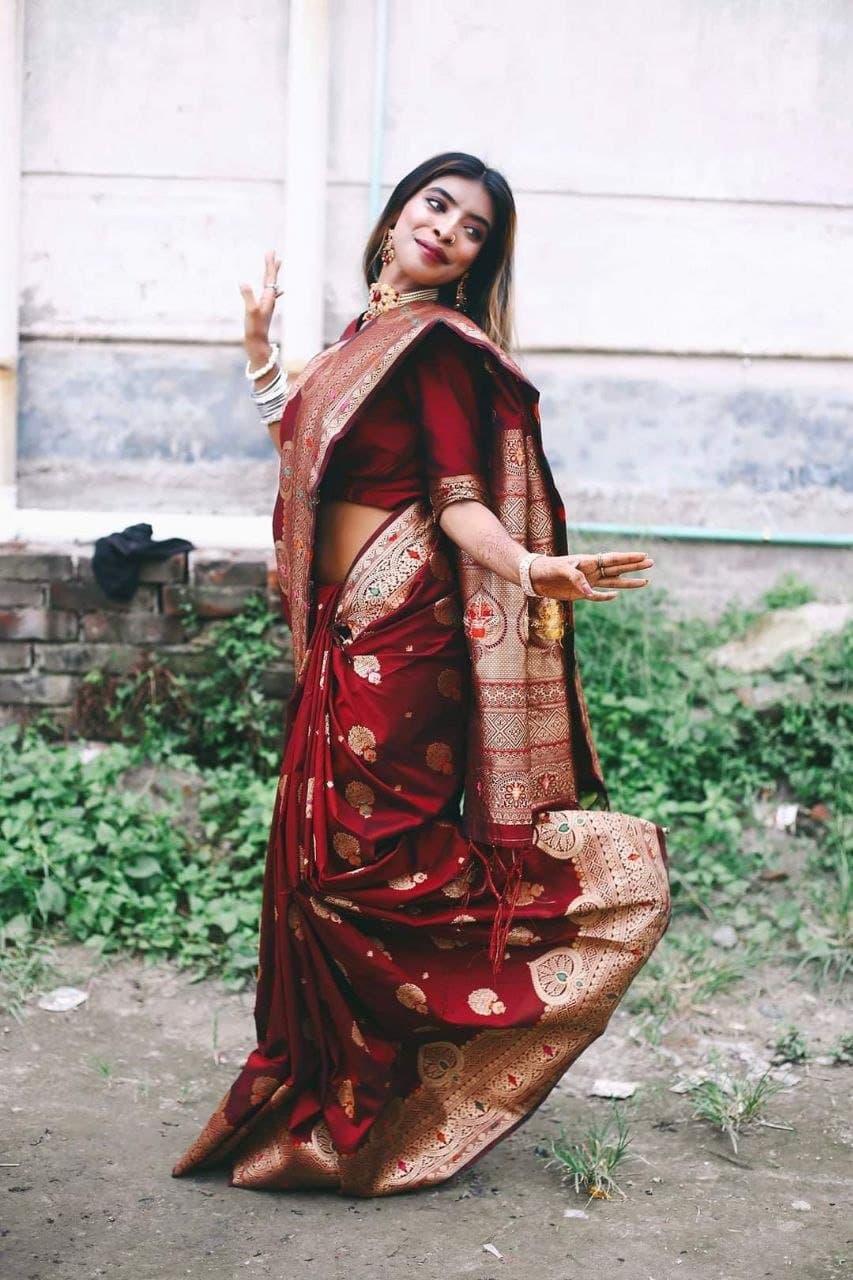 Desi hot viral girl showing her boobs and enjoying with her bf