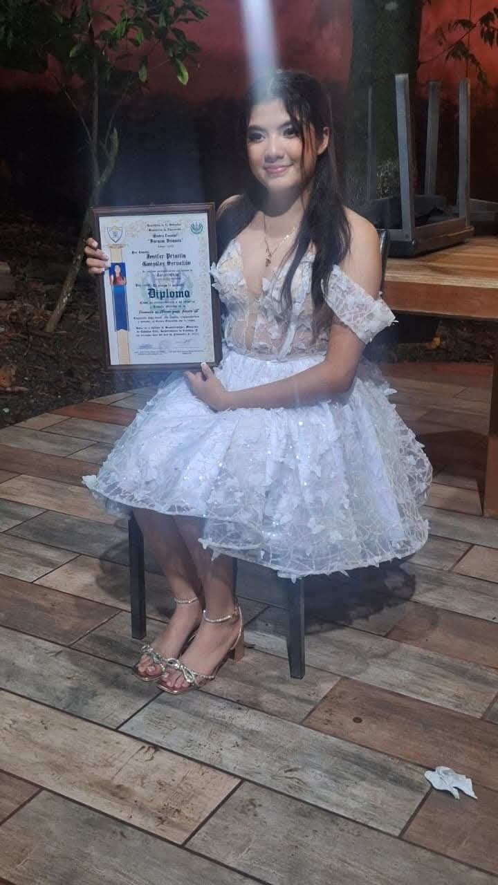 Click to view full size Priscila, la putita y reina de muchas pajas se graduó, como la felicitarias