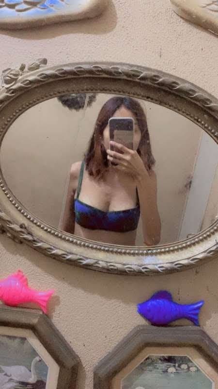 La flaquita y putita de Lesli Michel ? le encanta enseñar sus ricas tetas ?