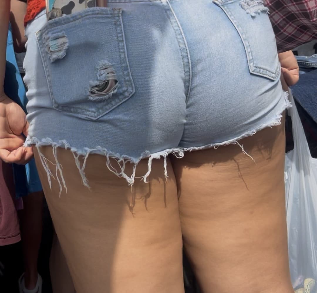 Thick Asian babe tight huge cameltoe. Pussy lips bussin in those shorts . So sexy