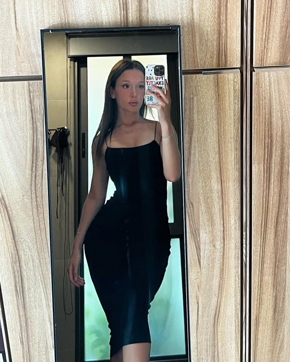 Ellie Leen Leaks in bio