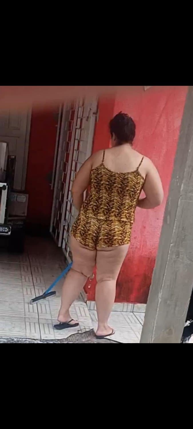 Vizinha gostosa de babydoll de manhã flagra