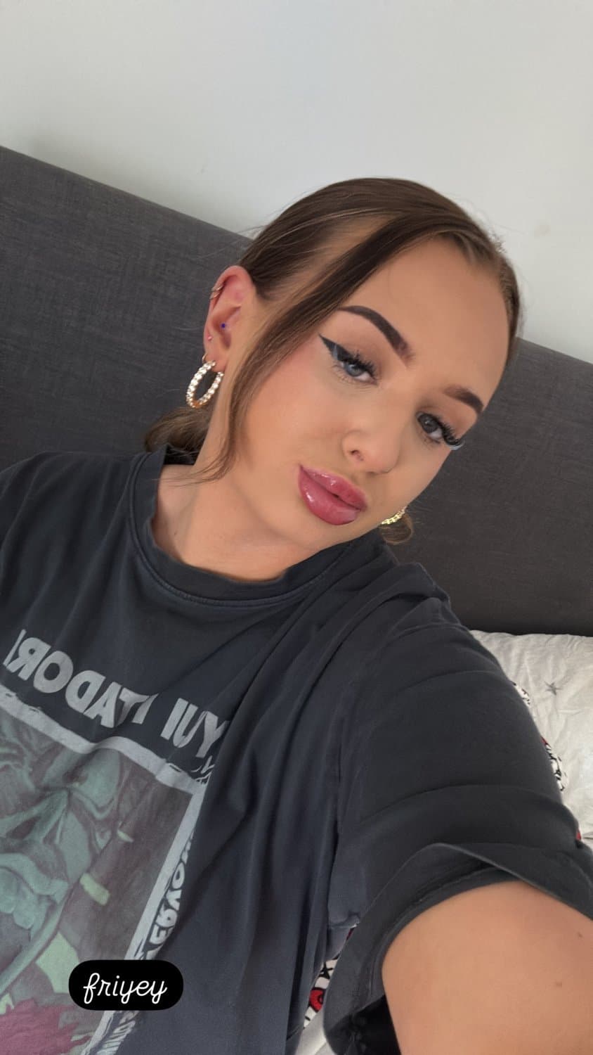 thick gym girl phoebe kitchen 22