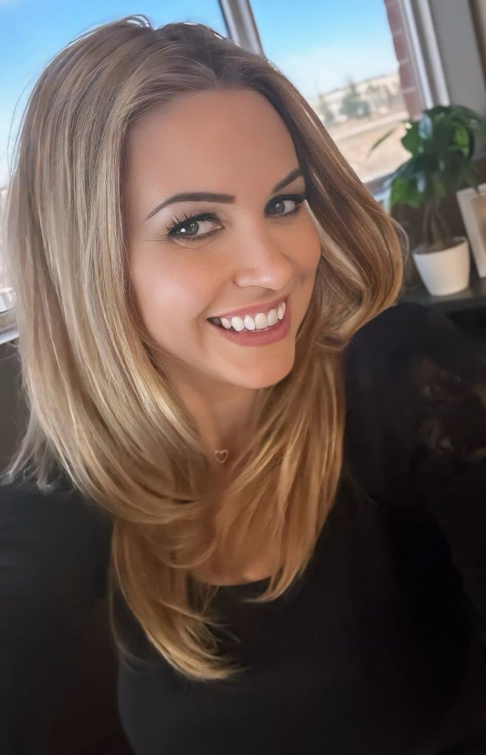 K.A.R.I.N.E This businesswoman agrees to prostitute herself for money... Her husband never found out