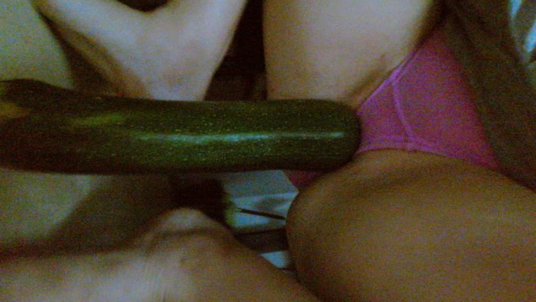 Pack casero , le gusta meterse los dedos en el coño