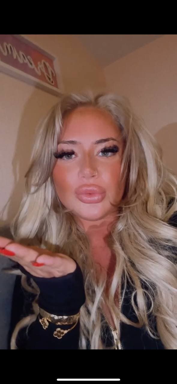 Introducing Liz my little glam pig slut.. who loves degrading herself for me ?