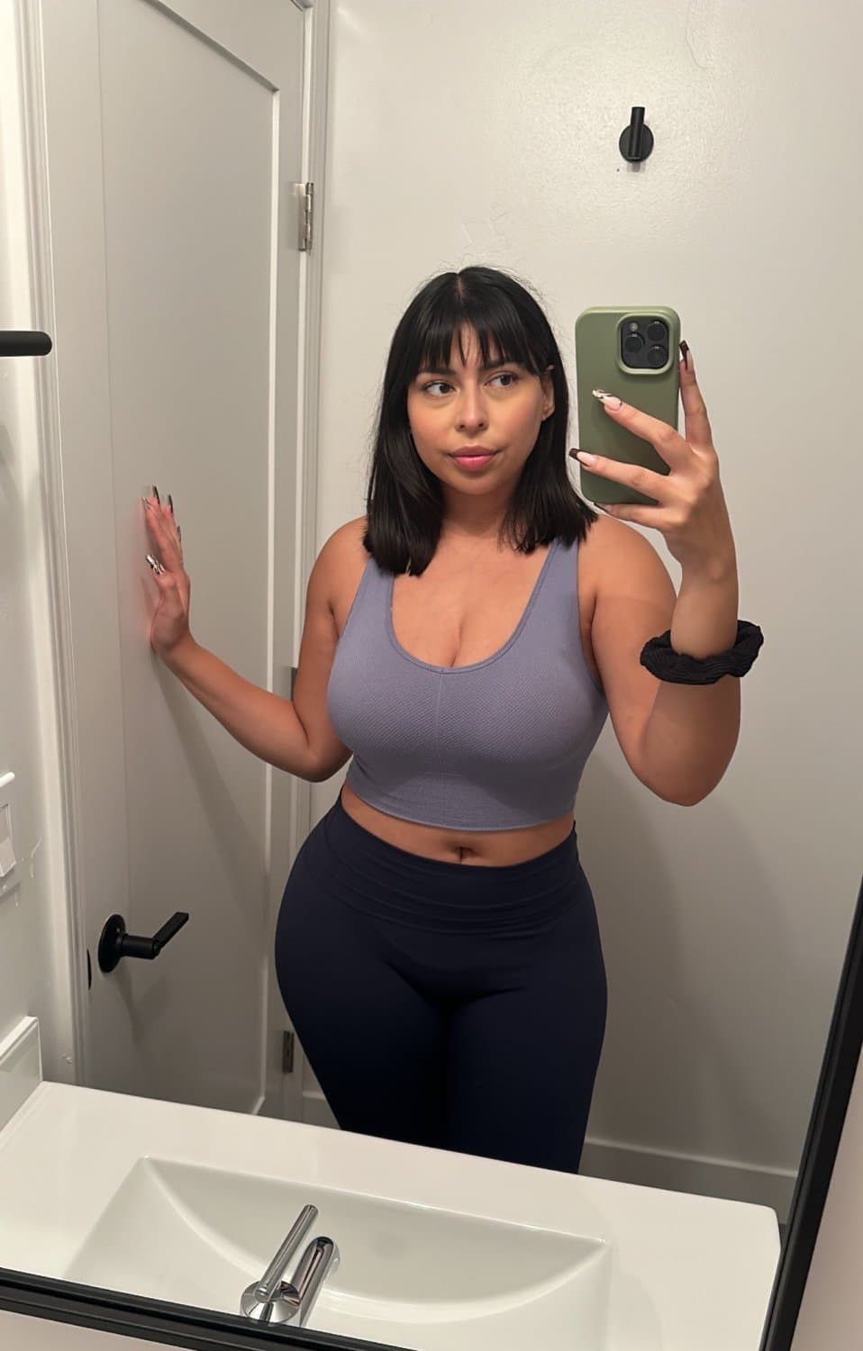 Latina piel de canela de onlyfans rica gordibuena tetona y enorme culo de perrito cojiendo rico