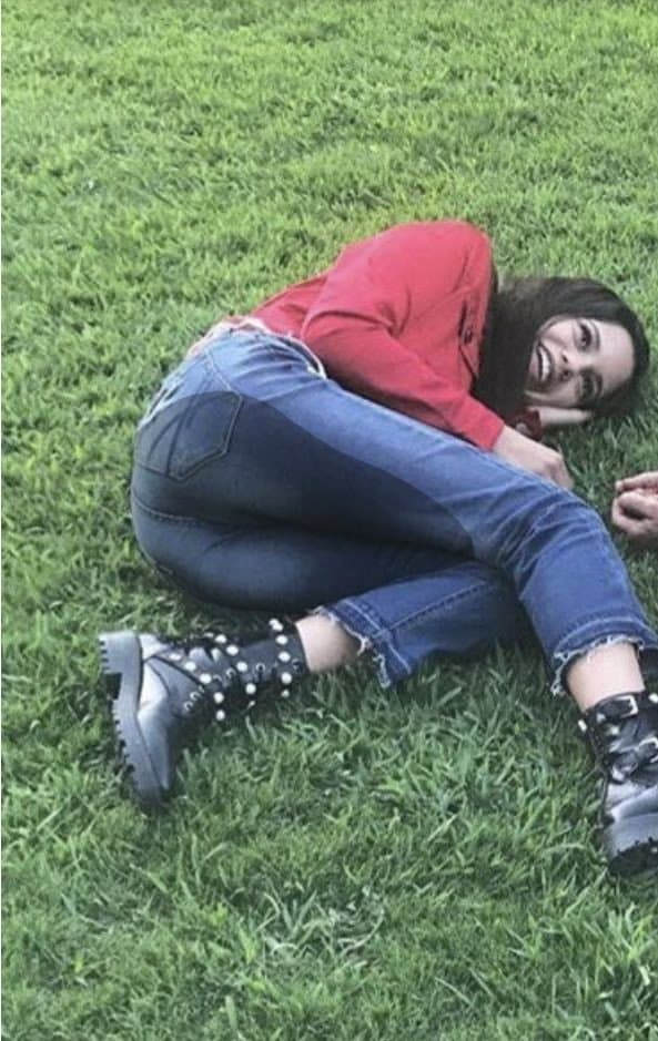 Jenna Ortega with her pants wet with pee