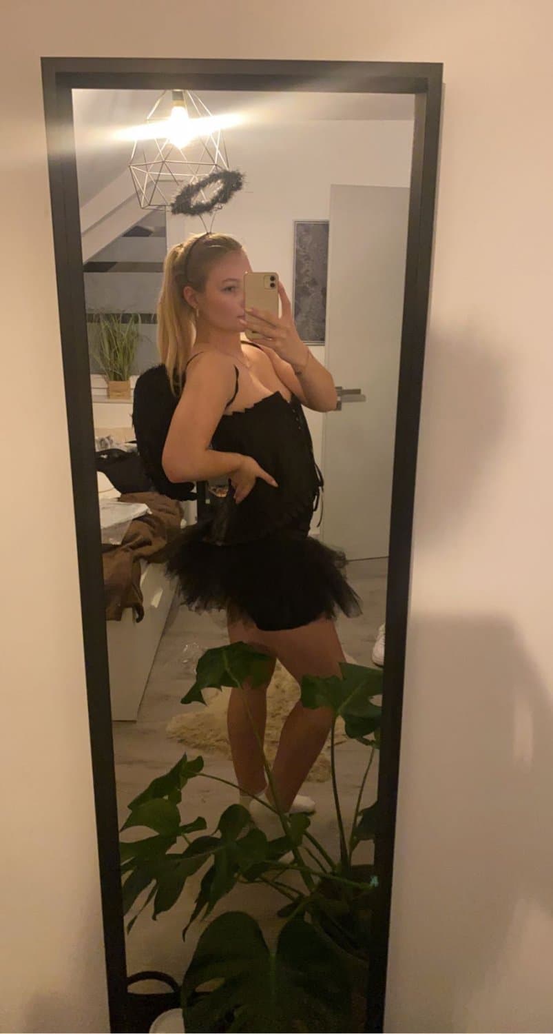 Elvira- posing for you