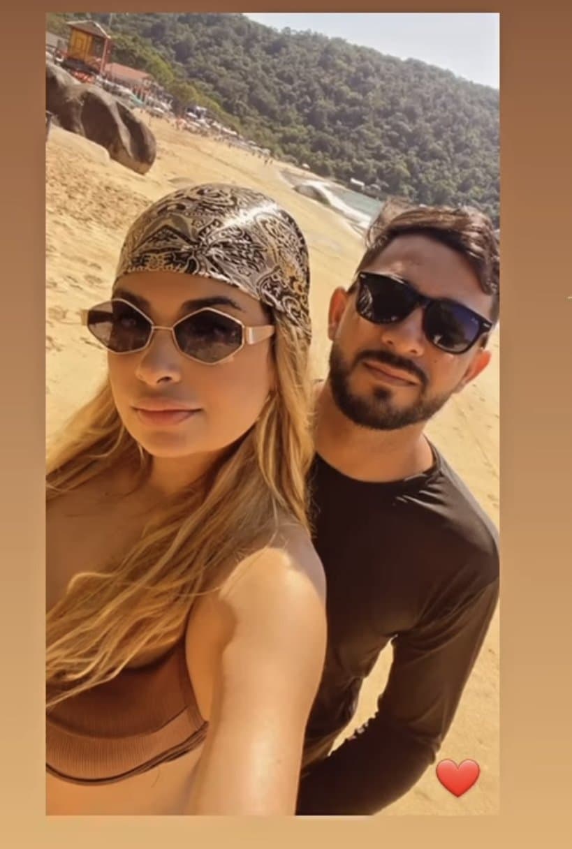 AMIGA SOLTEIRA LEVOU A AMIGA CASADA PRA FAZER SURUBA NA LANCHA COM OS EMPRESARIOS E FORAM VAZADAS