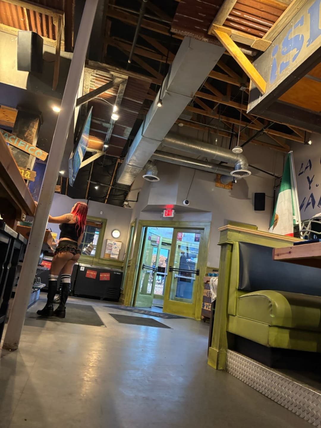 I wanted to grab on dis hoes ass so bad??