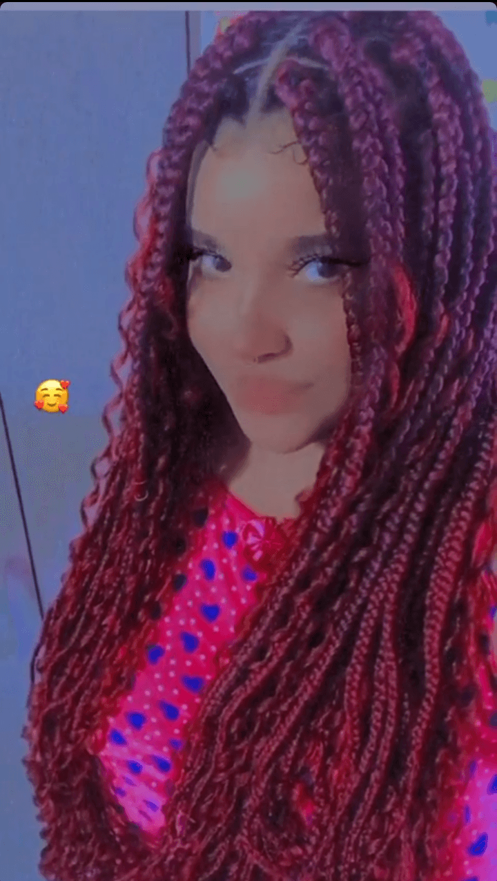 Ela fez um privacy (https://privacy.com.br/profile/_crunii)