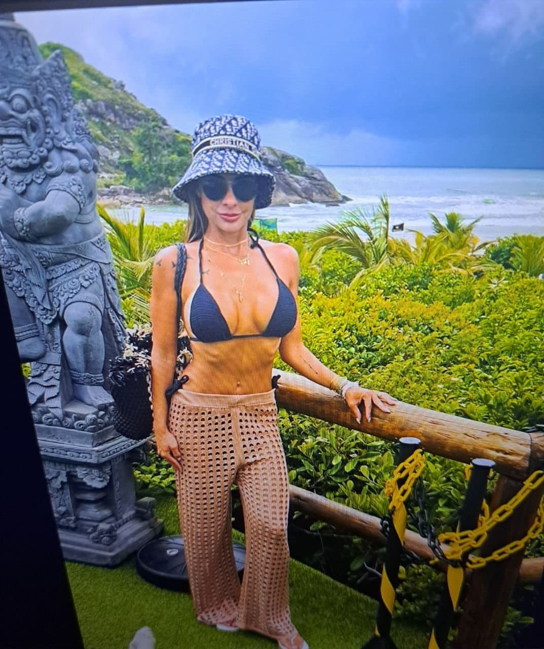 Loira gostosa, deixa todos de pau duro