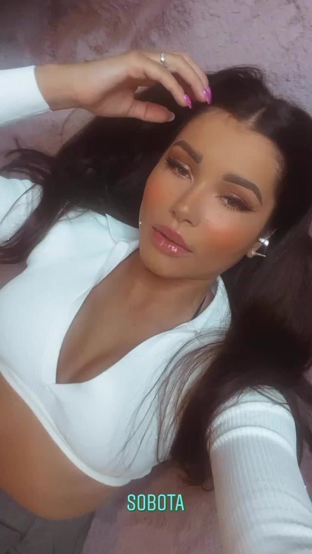 Click to view full size Luxury whore with fuckable mouth and tits