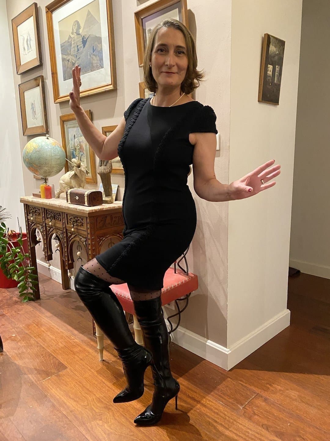 Click to view full size Elle aime nous montrer son trou du cul