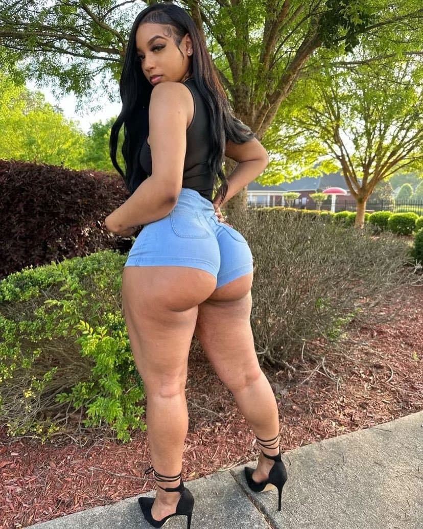 Big Ass Thot Shamayne G. New York Whore With Fat Ass Lil Pussy. Lil Thot In Public.