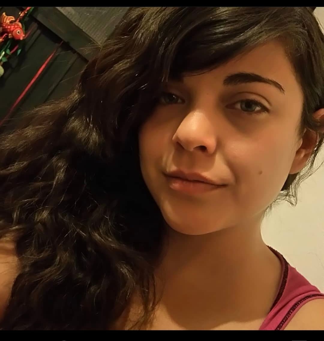 Madre ninfomana de ojos azules prefiere coger con vergon que atender a su bendi mientras chinga