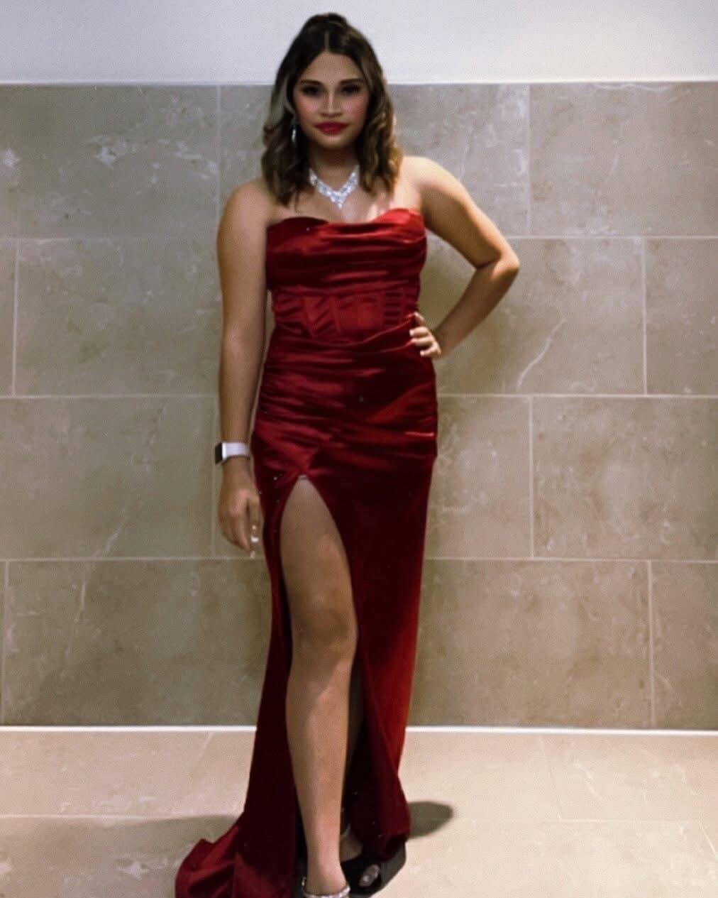 Sexy petite hs teen Dulce Elimar Alecio is sexy and has perfect feet and white toes