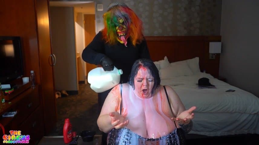 These hoes lettin this clown mf do anything lol