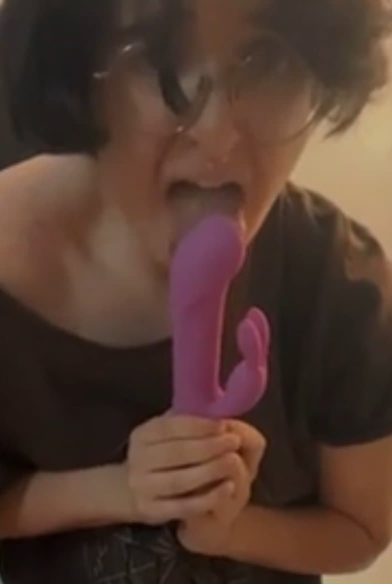 FTM girl LEAKED makes love to urinal and slobbers on her mom’s dildo, harass her on KIK!