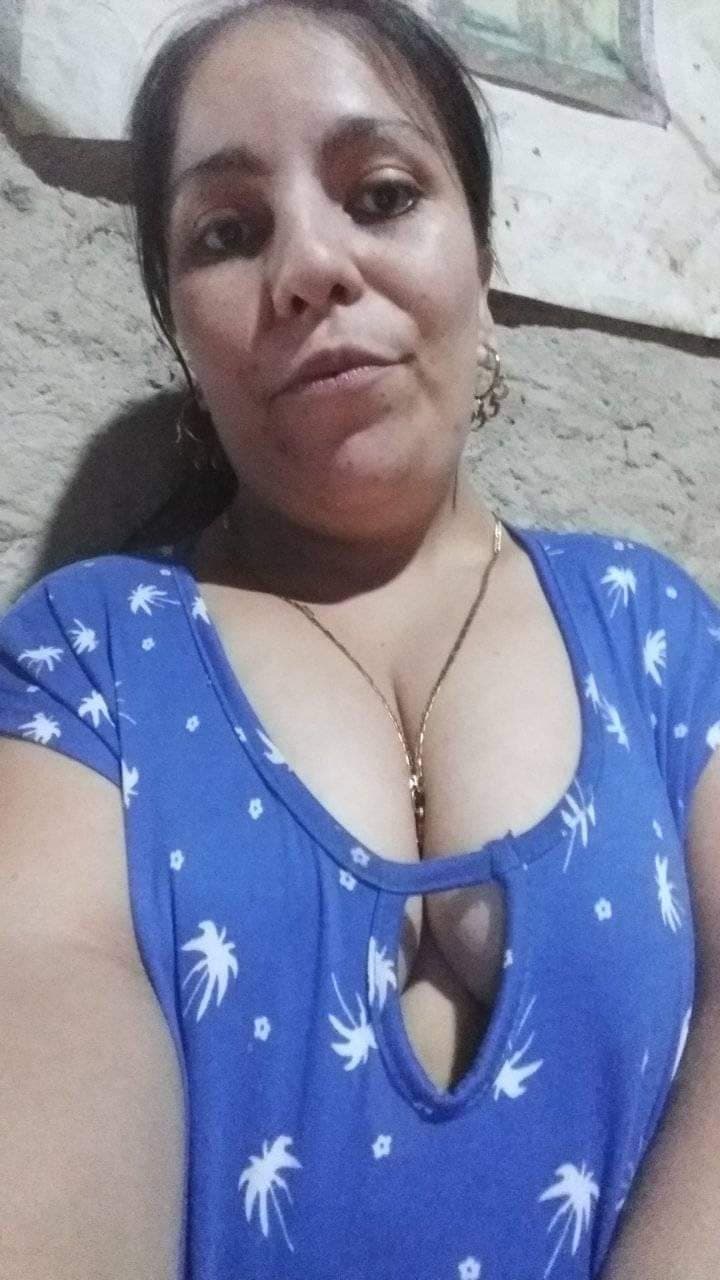 Becky madre puta Salvadoreña se deja coger por mi y mis amigos.