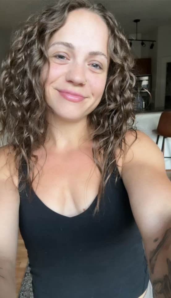 Sexy KIK slut shows off her fit body