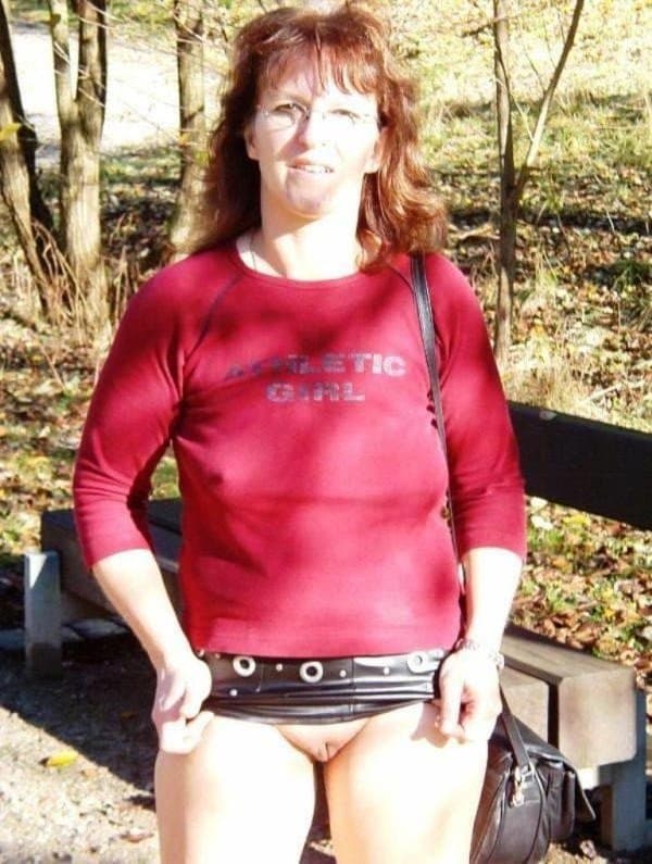 Kerstin ohne Slip unterm Rock -2