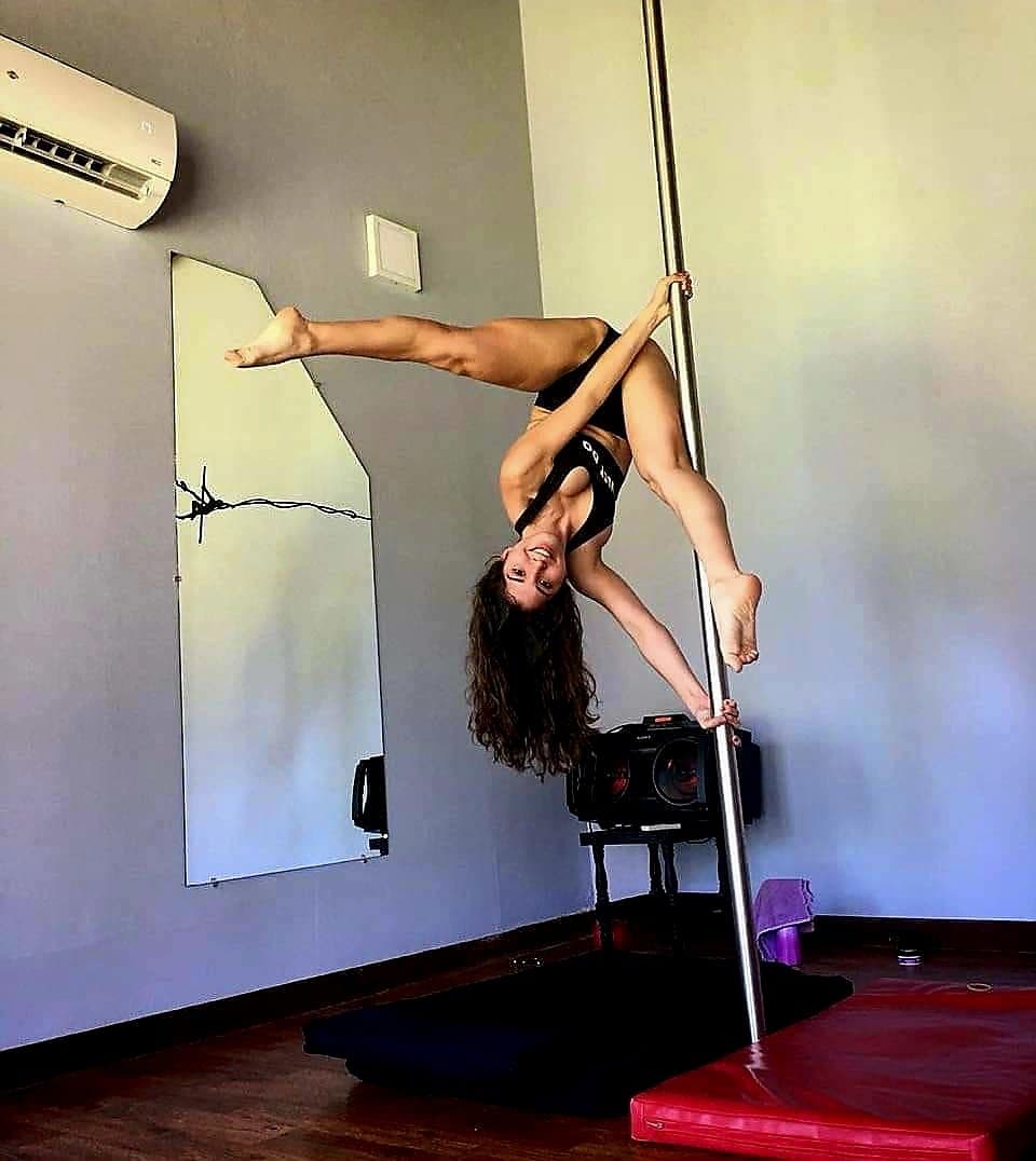 Paraguayan latina model and pole dancer adri_ozuna