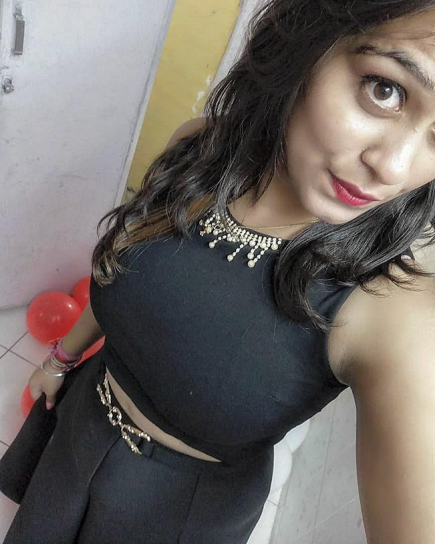 Beautiful punjabi girlfriend seducing her boyfriend with her naughty pictures and mms