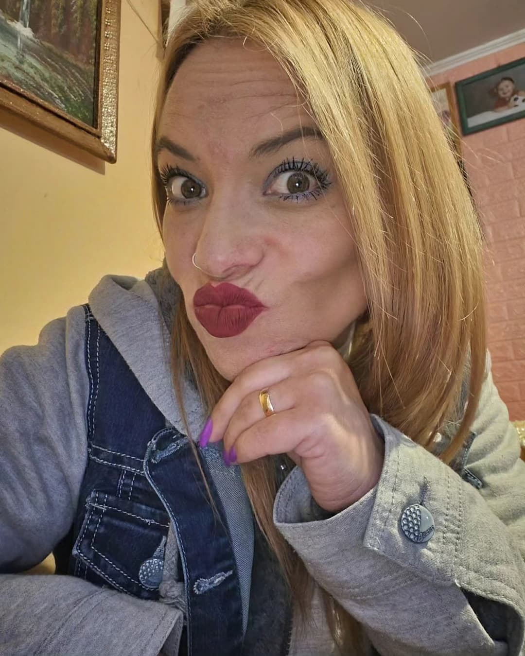 Haberme cogido a la mamá y unos años mas tarde a su hija fue excitante, las dos la chupan delicioso