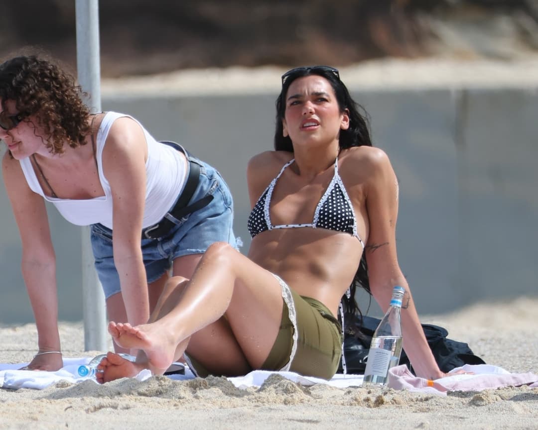 Dua Lipa ? SEXY godess body in bikini