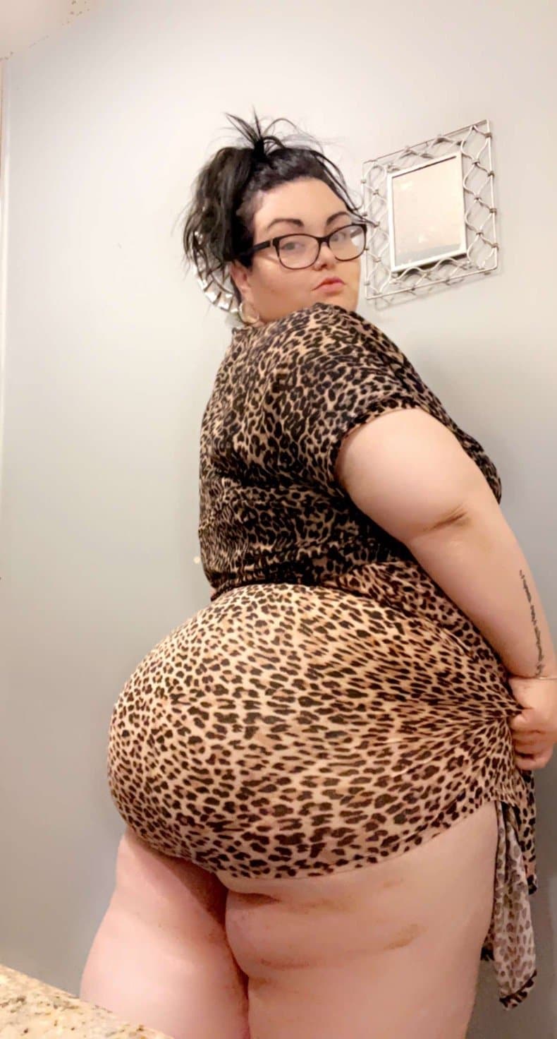 Shannashowing off her fat ass curves & getting fucked
