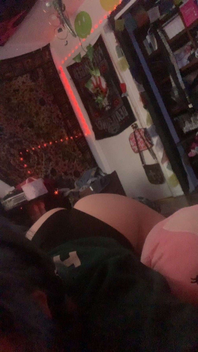 Click to view full size goth emo alt girl with nice tits and ass