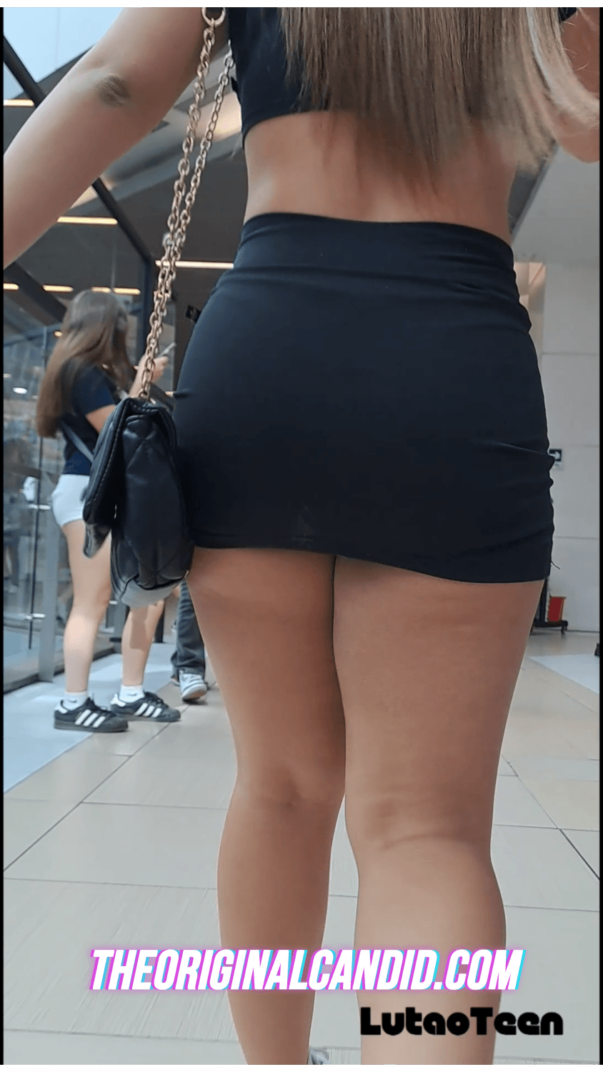 Click to view full size Rubia pollera corta piernas hermosas