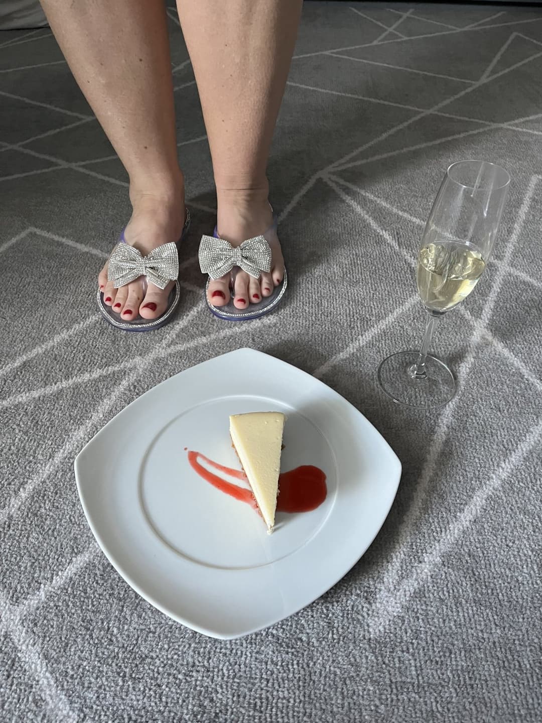 Mature Hotwife from Reddit with GREAT feet and long, sexy toes ??