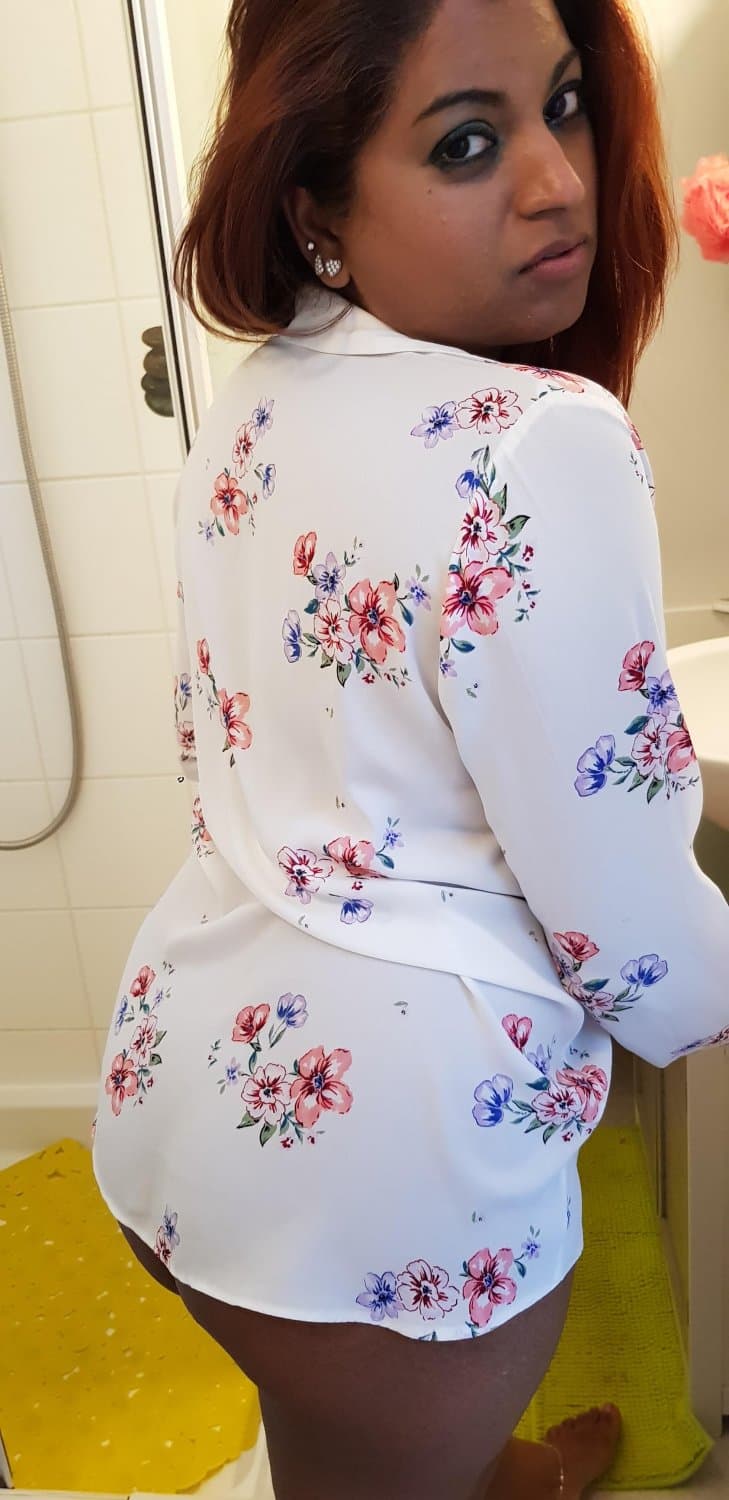 Click to view full size My hotwife in thé bathroom