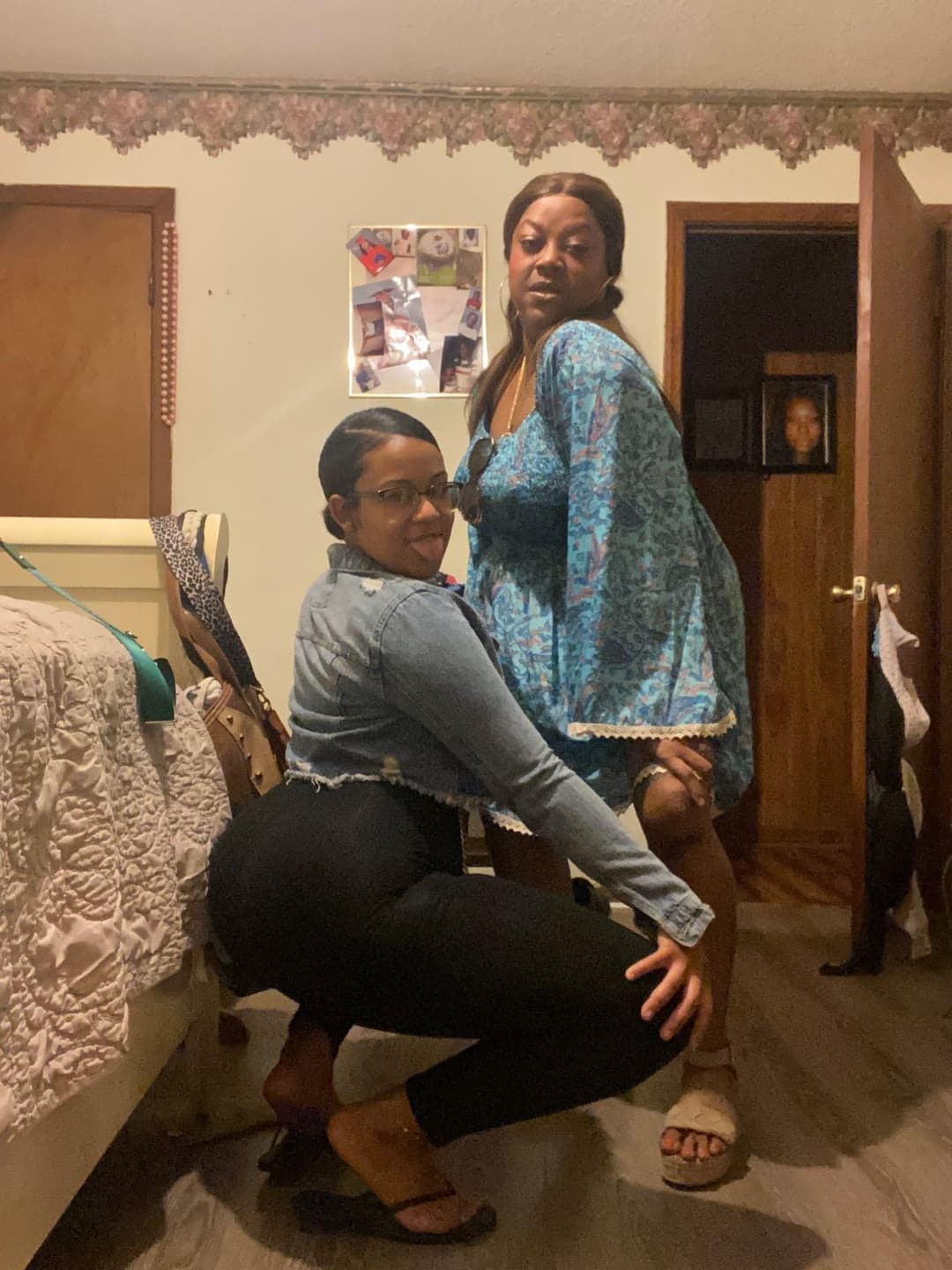 Pretty ebony big booty ghetto lightskin mom of 3 and her old ratchet auntie feet even pretty asf