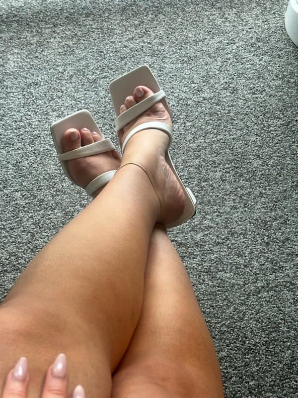 Tanning and white toes