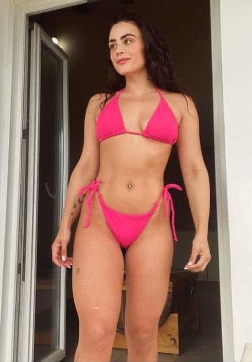 Uk surrey slut come tell me what you would do to her my kik uklondon28 tell me if you know her