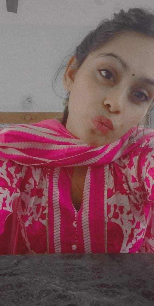 Beautiful punjabi girlfriend seducing her boyfriend with her naughty pictures and mms