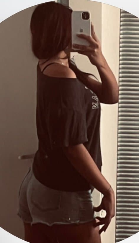 Jovencita desnuda, ricas tetas y vagina ?