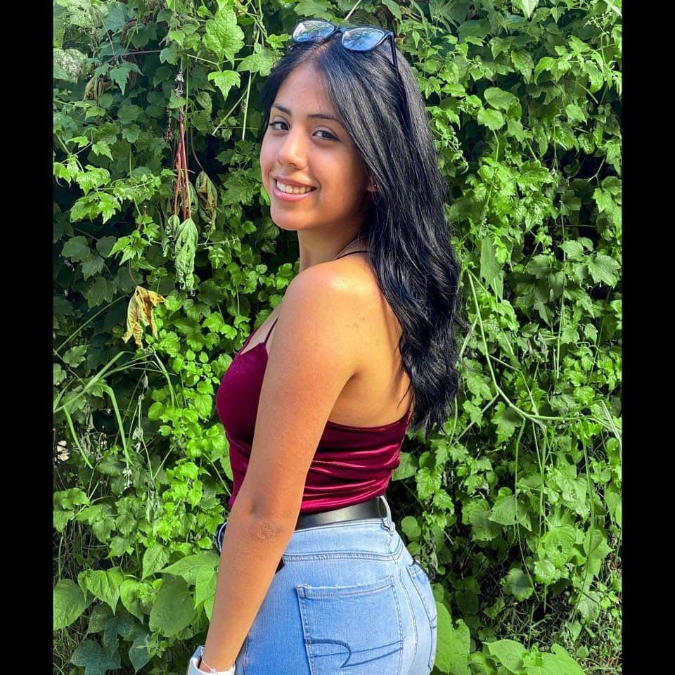 Ally from the US loves showing off and masturbating