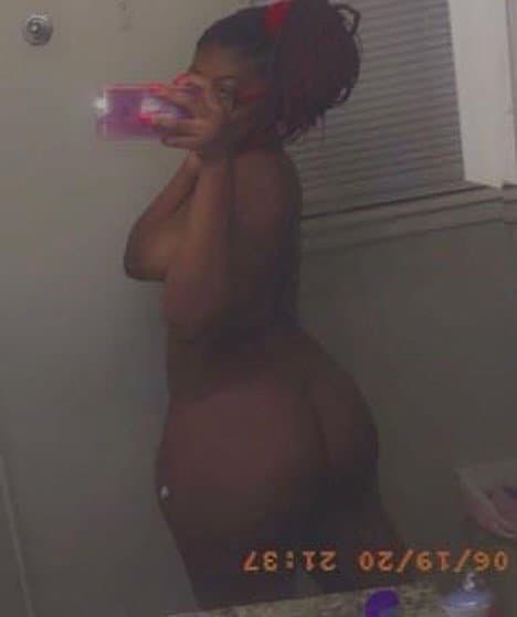 Darkskin hoe throws ass