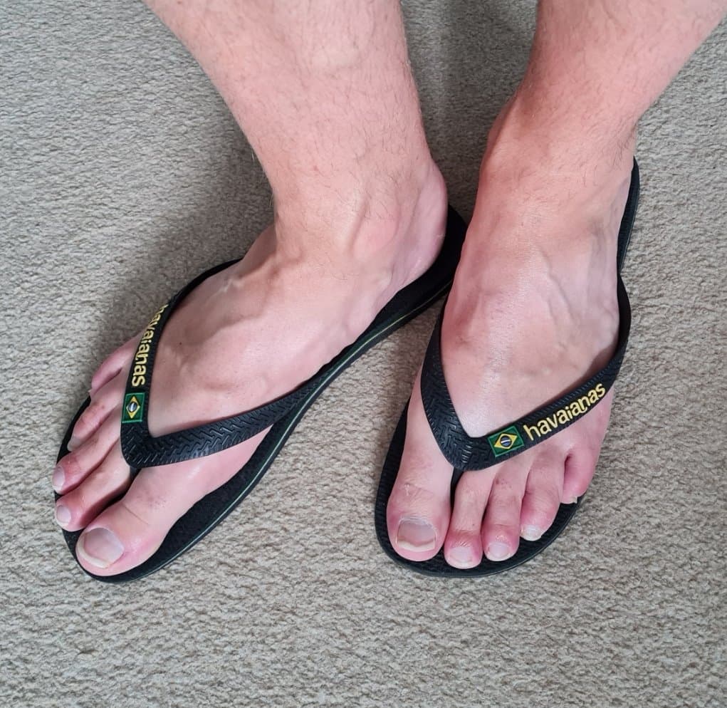 Cum on my sandals feet. Make me a foot slut.