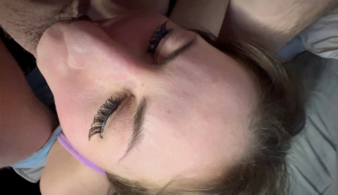 Delivery driver makes herself useful. Give her a back door delivery