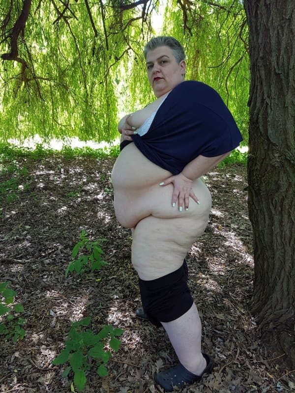 Fatty SSBBW flashes ass and belly in public park