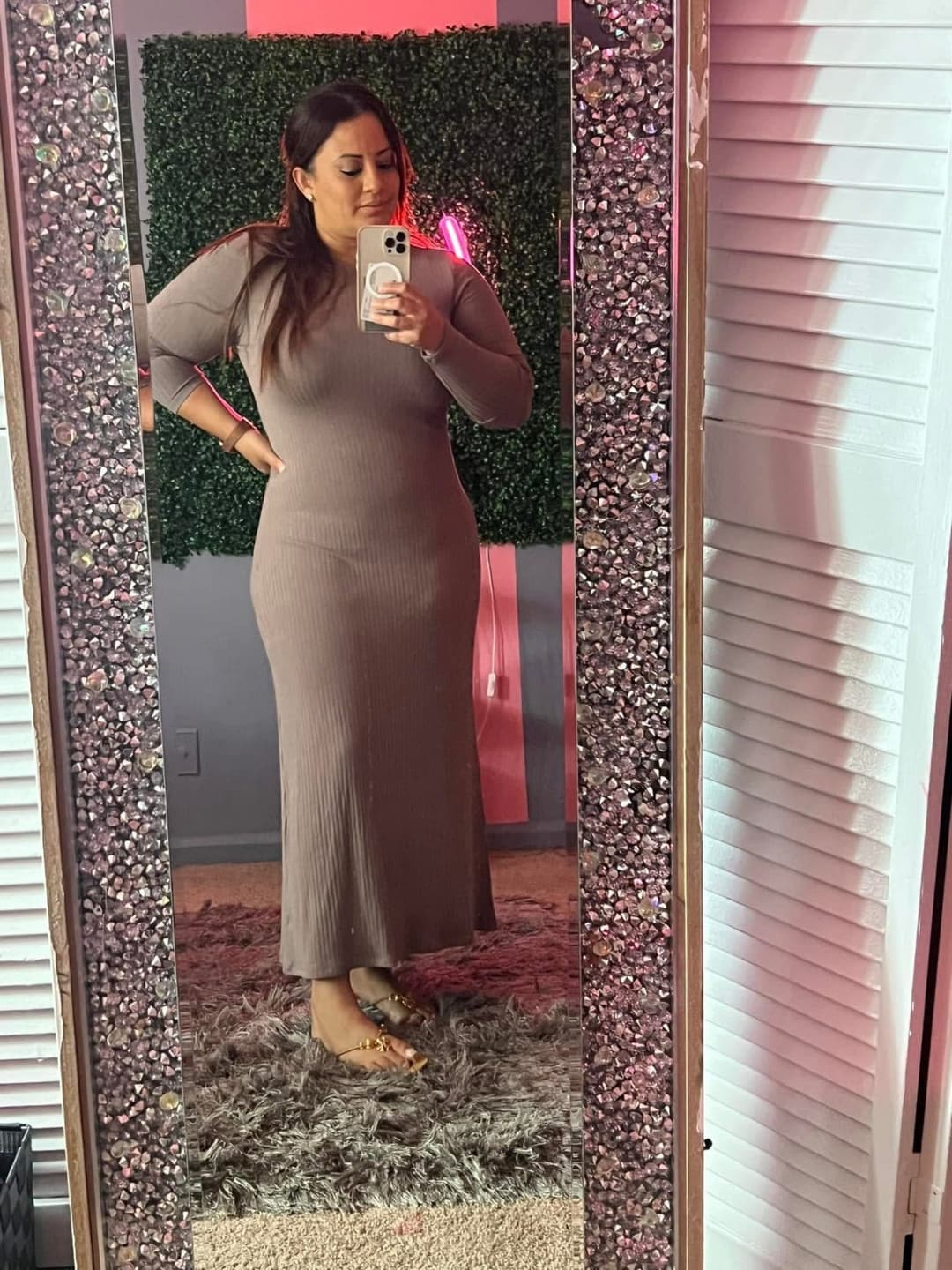 Sexy Latina milf with cute feet toes and big tits