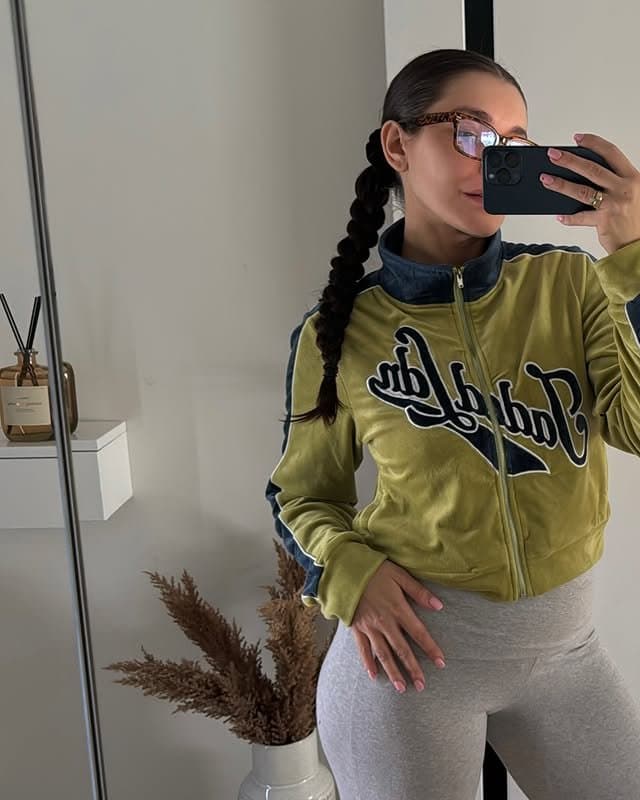 Click to view full size Luxury whore with fuckable mouth and tits